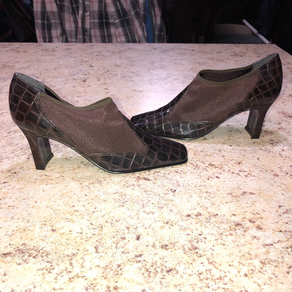 J Renee 2.5 Heels Faux Alligator Design NWOT, 6.5